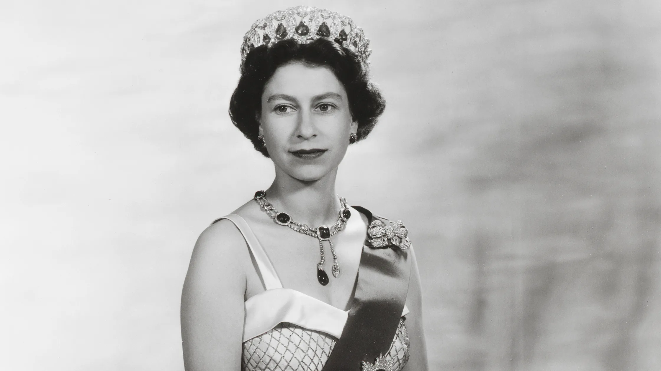 Elisabetta II, icona di stile: a Londra la mostra che racconta la moda della regina